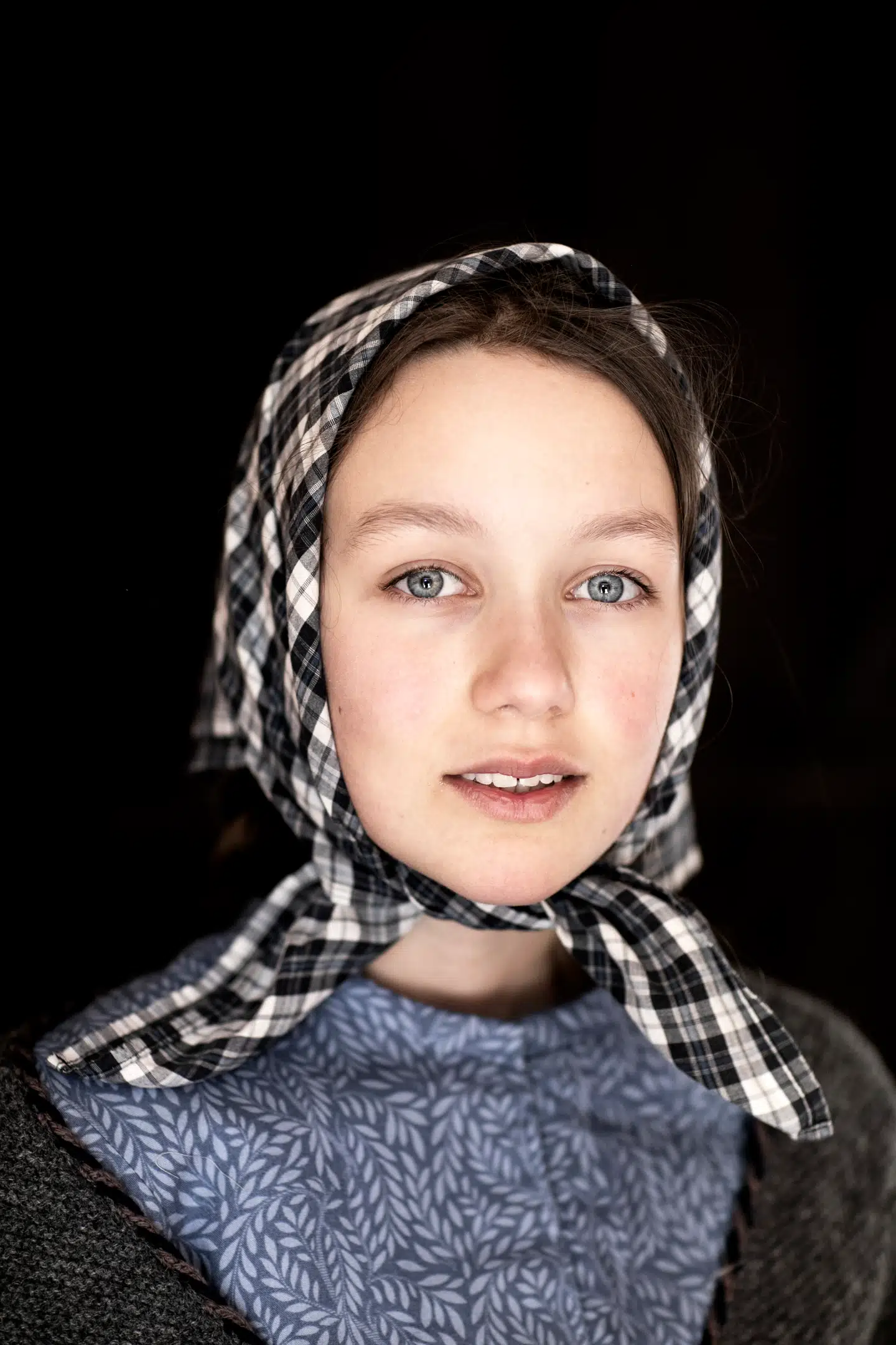 Maja er aktør i Den Gamle By i Aarhus. Her klæder hun sig ud som pige fra 1864 og prøver at give gæsterne en sjov oplevelse. Foto: Tor Birk Trads