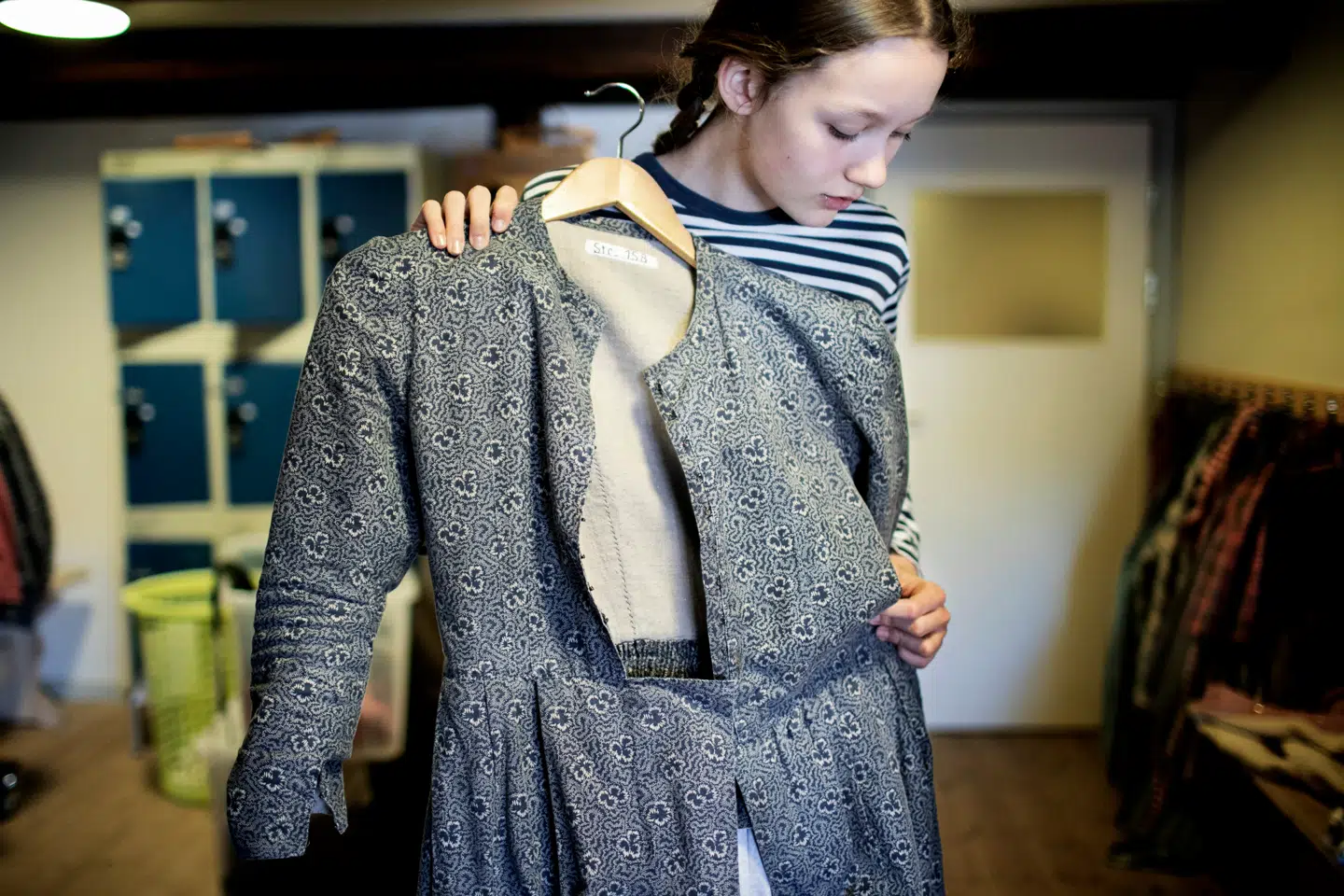 Maja foretrækker at spille fattig. Så hedder hun Maren eller Karen og får skældud af læreren. Foto: Tor Birk Trads