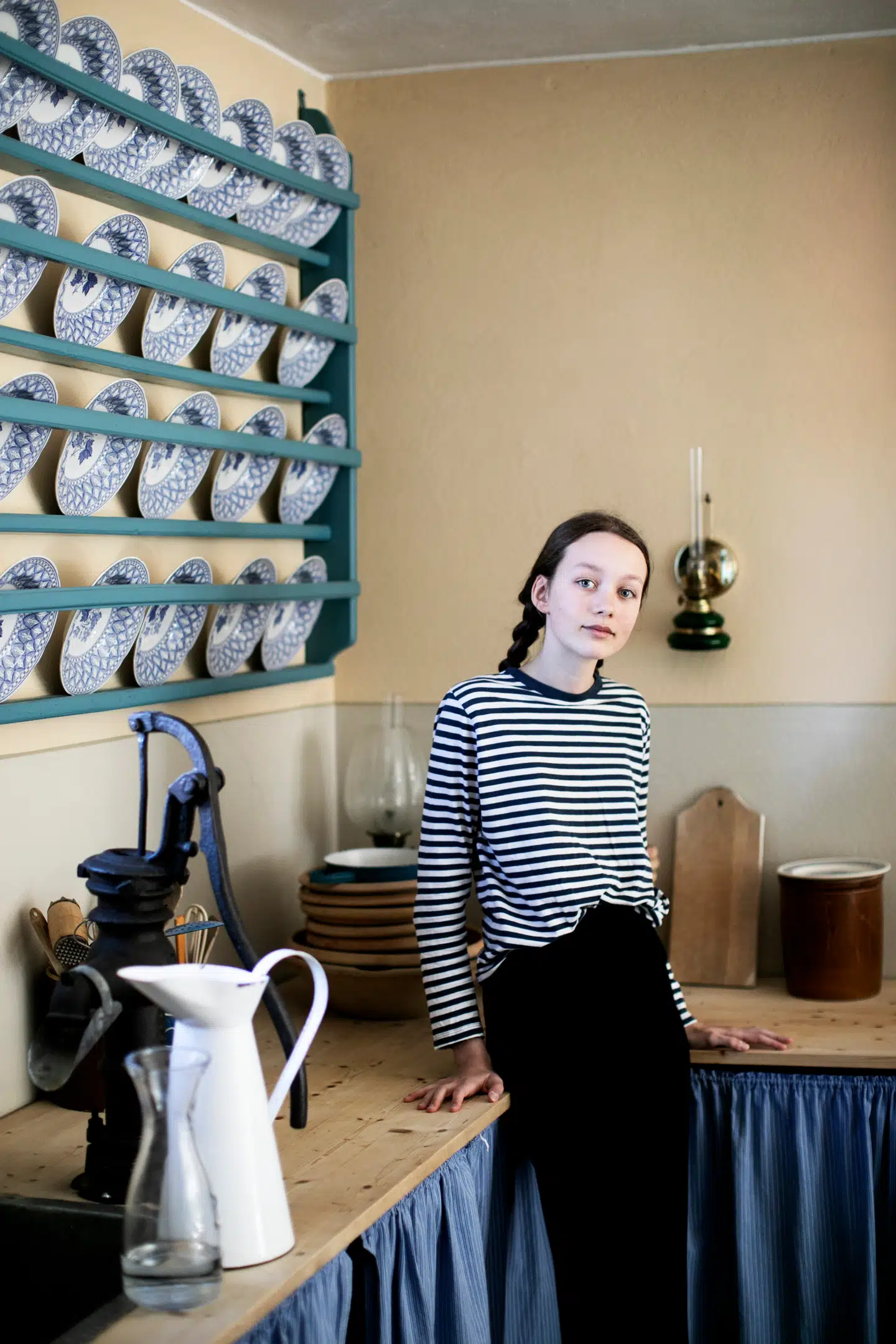 Maja i sit eget tøj, før hun skifter til kostume. Hun er ved at vokse ud af de gamle kjoler, skørterne bliver for korte. Og det går ikke, for i 1864 var det usømmeligt at vise ankler. Foto: Tor Birk Trads