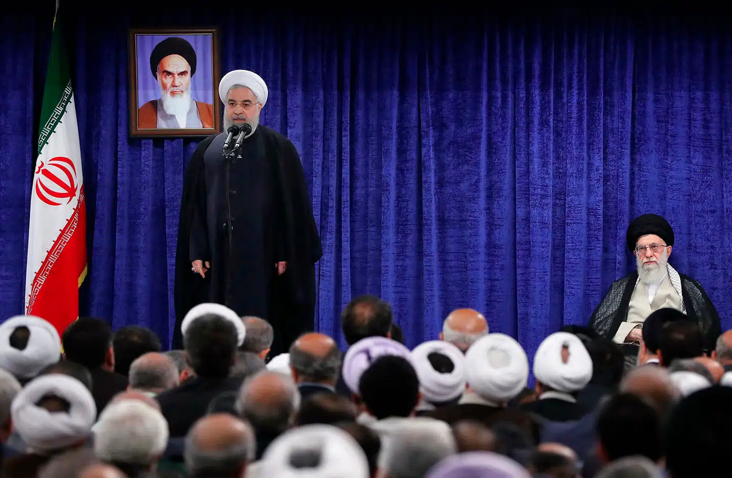 Irans præsident Hasan Rouhani (til venstre) og den religiøse leder ayatollah Ali Khamenei truer med at genstarte landets atomprogram. Foto: ParsPix / ABACAPRESS.COM
