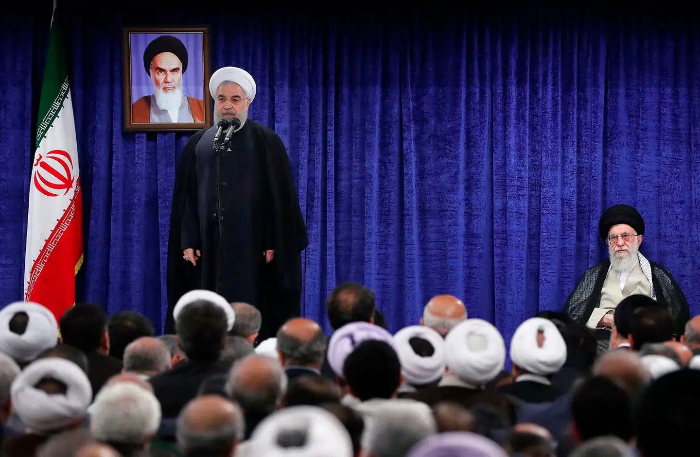 Irans præsident Hasan Rouhani (til venstre) og den religiøse leder ayatollah Ali Khamenei truer med at genstarte landets atomprogram. Foto: ParsPix / ABACAPRESS.COM