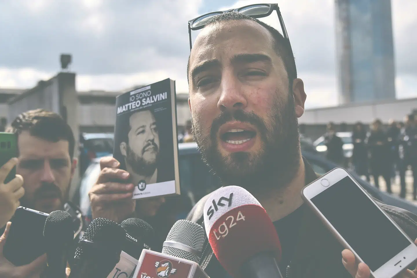 Udenfor bogmessen i Torino viste Francesco Polacchi interviewbogen med indenrigsminister Salvini frem. I de litteraturhelligede haller var den ikke velkommen. Foto: Marco Bertorello/AFP