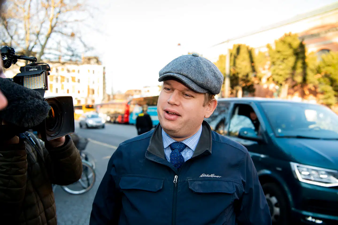 »I denne sag gøres Paludan til hovedpersonen: Han er uopdragen, en usympatisk mobber, der sår splid, og er et dårligt menneske, lyder det. Utvivlsomt helt korrekt, men totalt ligegyldigt, al den stund at flere hundrede personer angreb politiet med fyrværkeri og brosten, brændte biler af, ligesom en bilbombe blev detoneret.« Foto: Anthon Unger / Ritzau Scanpix