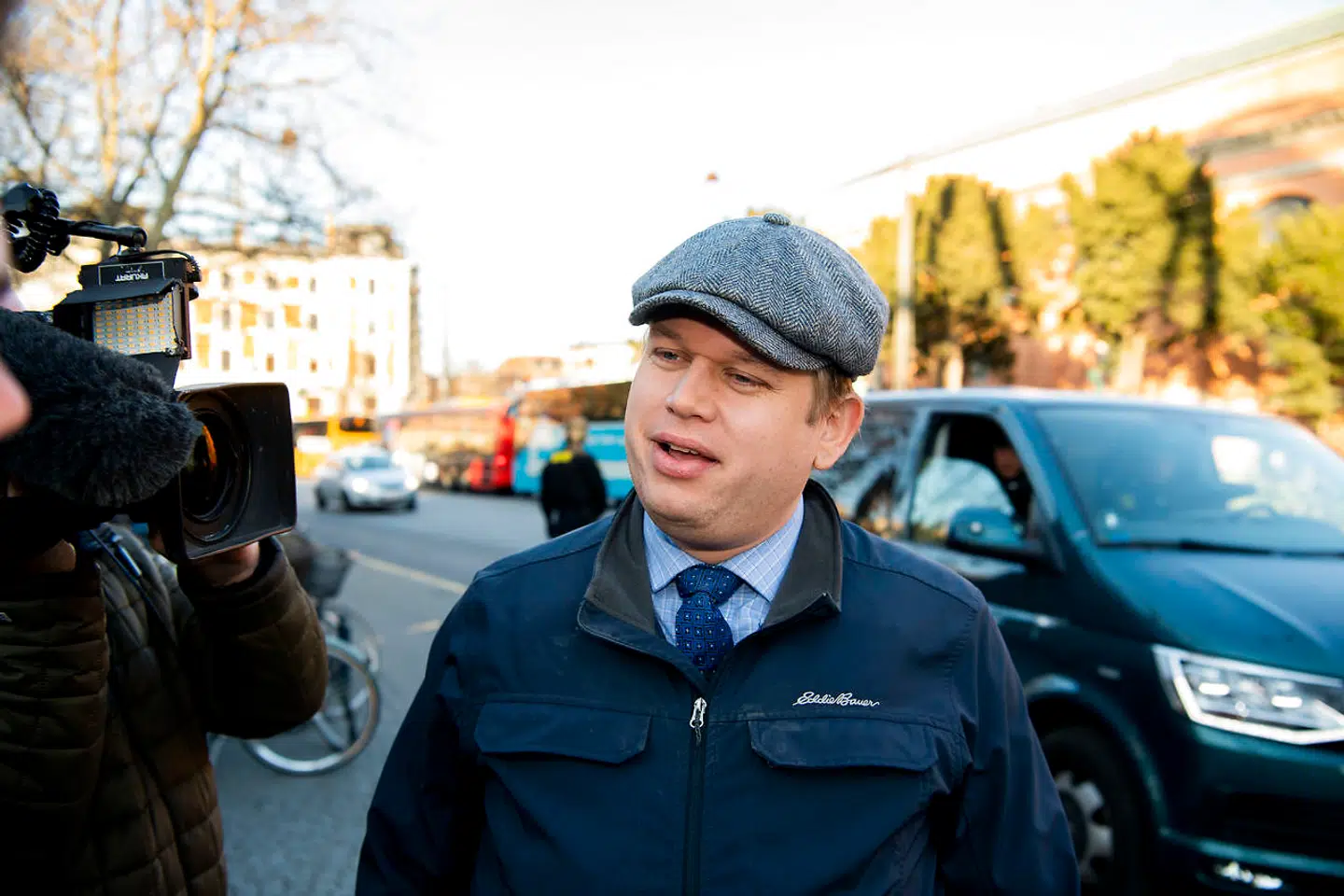 »I denne sag gøres Paludan til hovedpersonen: Han er uopdragen, en usympatisk mobber, der sår splid, og er et dårligt menneske, lyder det. Utvivlsomt helt korrekt, men totalt ligegyldigt, al den stund at flere hundrede personer angreb politiet med fyrværkeri og brosten, brændte biler af, ligesom en bilbombe blev detoneret.« Foto: Anthon Unger / Ritzau Scanpix