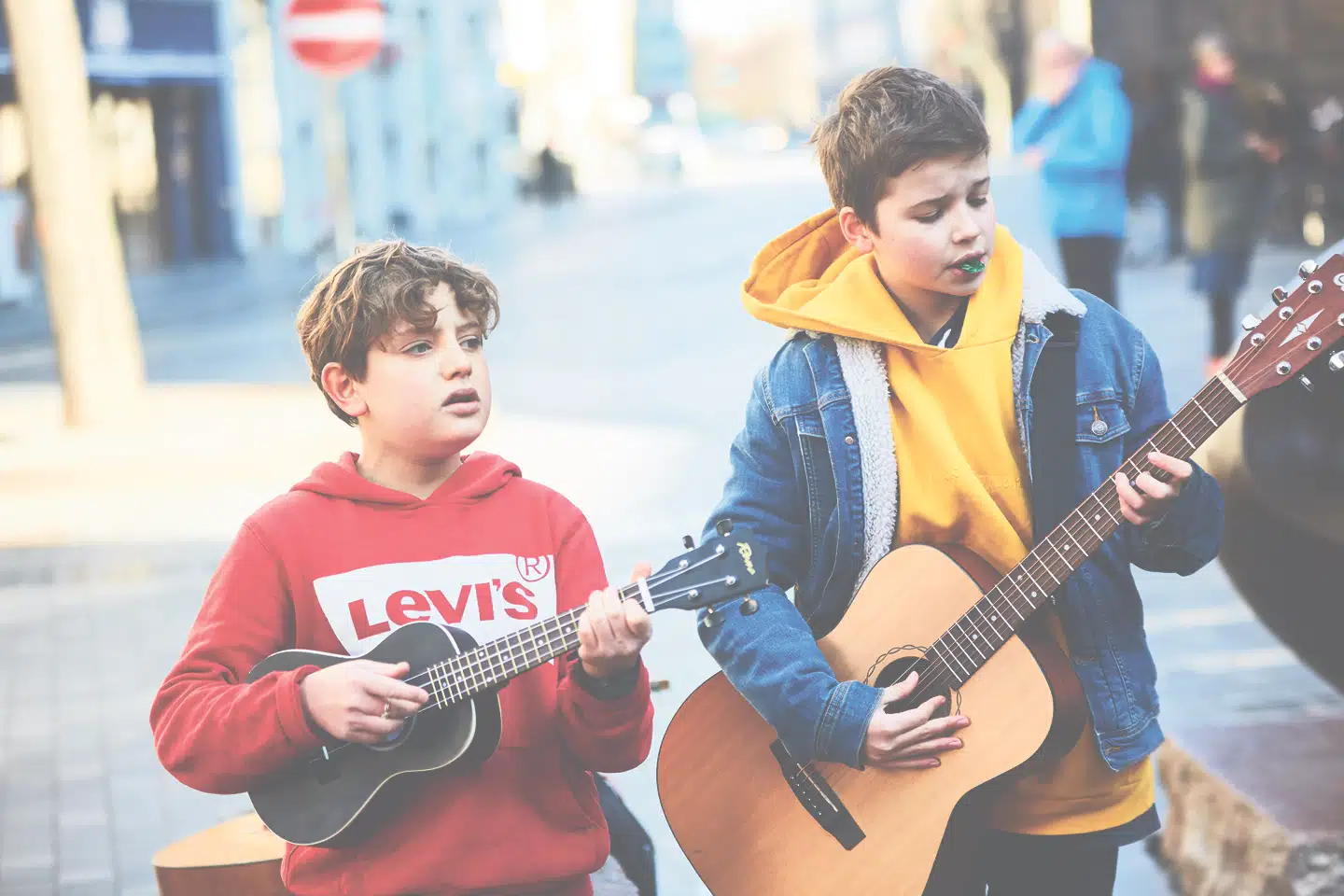 Joseph (tv.) og Bastian (th.) drømmer om, at gademusikken bliver starten på et sandt eventyr. »Ed Sheeran startede også med at spille på gaden. Og han blev verdenskendt,« siger Joseph.