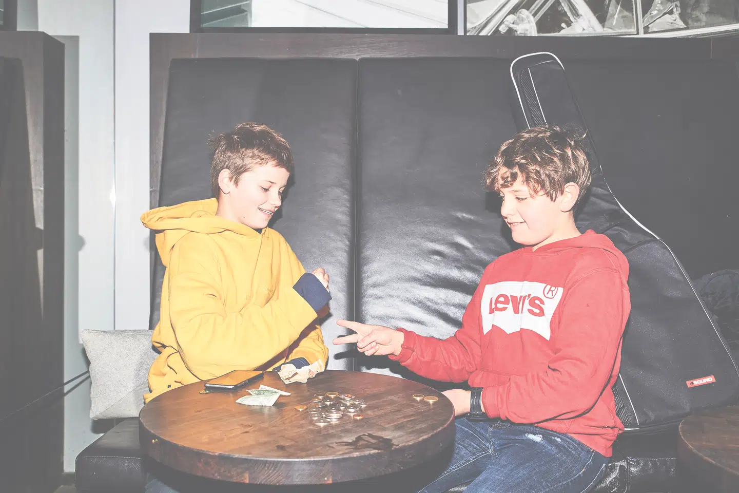 Joseph og Bastian holder pause på Joe & The Juice og deler dagens indtjening. De slår sten-seks-papir om en fingerring, som en blåhåret kvinde smed i guitarkassen. Joseph vinder.