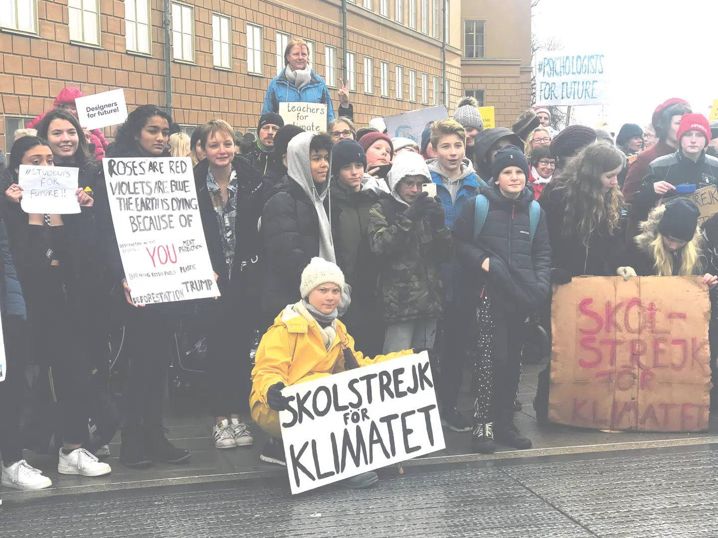 Den nu 16-årige Greta i gul regnfrakke foran det svenske parlament, Riksdagen, i Stockholm i marts i år. Foto: Reuters/Ilze Filks