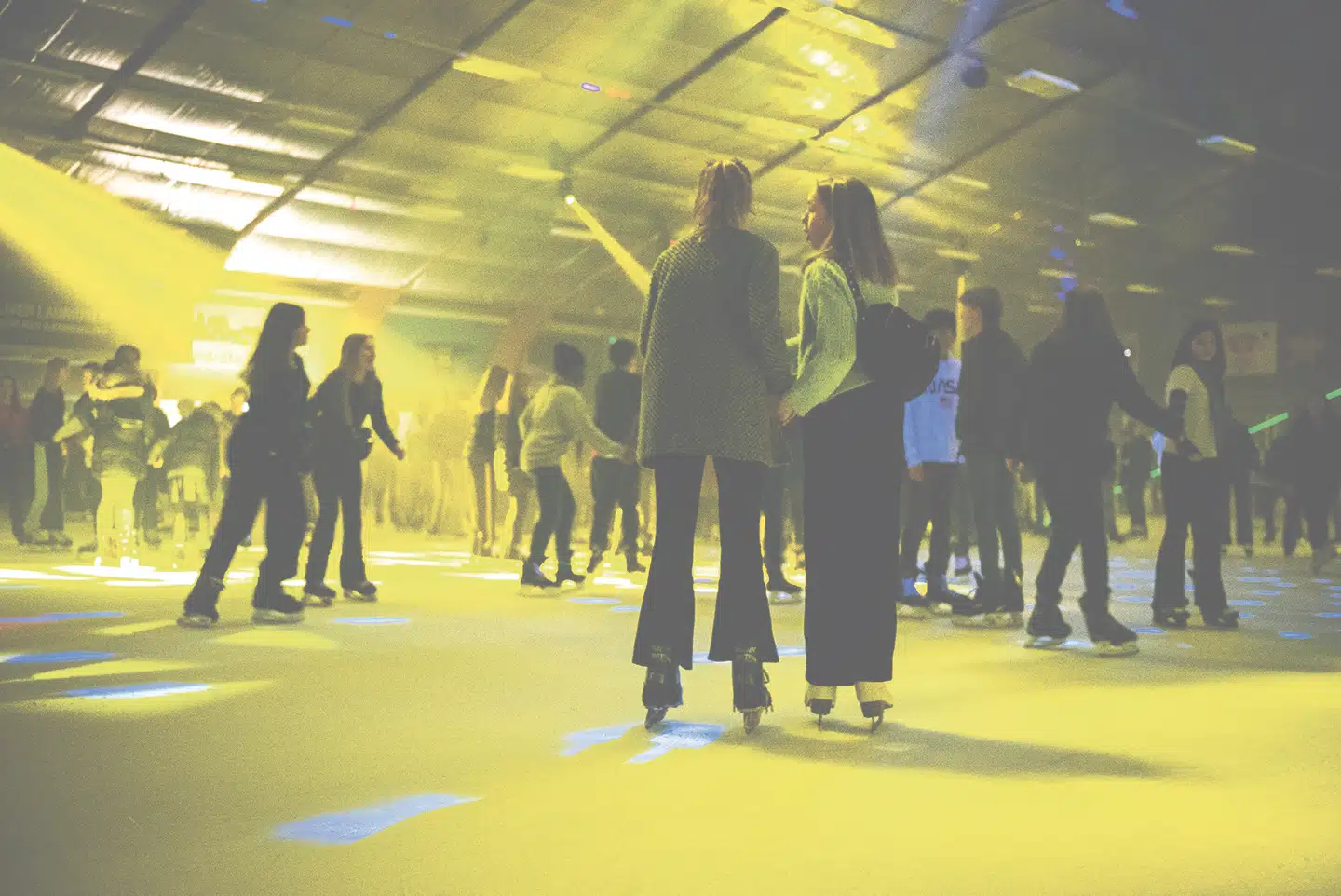 Denne lørdag er 640 unge mødt op til IsDisco i Gentofte Skøjtehal. De kommer fra hele Sjælland, nogle kører helt fra Møn og Vordingborg. De fleste er 12-14 år. Fotos: Petra theibel jacobsen