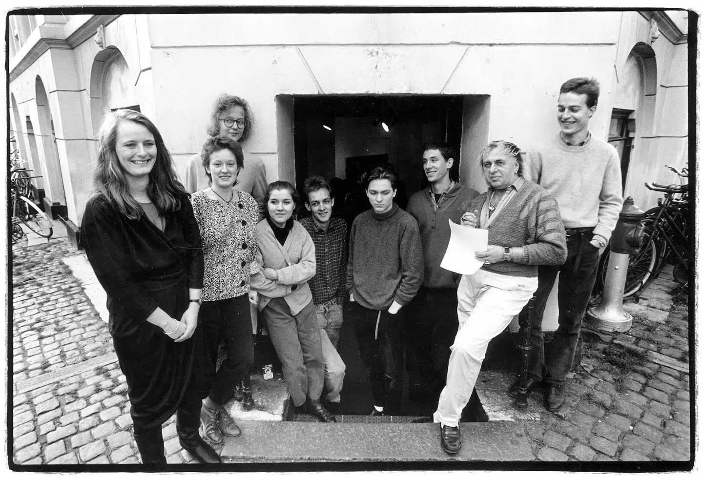 Forfatterskolens første hold, årgang 1989, ved Strandgade 6, København: Anne-Mette Riis Rasmussen, Solvej Balle, Sanne Berg, Kirsten Møller Hansen, Christian Yde Frostholm, Lukas Moodysson, Christian Bundgaard, Poul Borum og Lars Lønstrup Jacobsen. Foto: Ritzau Scanpix