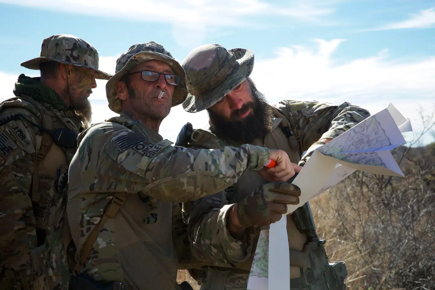 Stifter og leder af Arizona Border Recon, Tim Foley, af kartellerne kaldet »den blåøjede djævel fra bjergene«, leder vej på gruppens patrulje i grænseområdet.