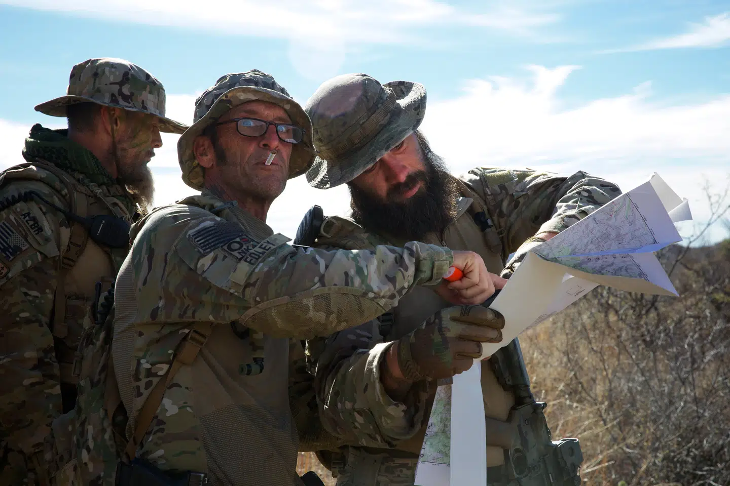 Stifter og leder af Arizona Border Recon, Tim Foley, af kartellerne kaldet »den blåøjede djævel fra bjergene«, leder vej på gruppens patrulje i grænseområdet.