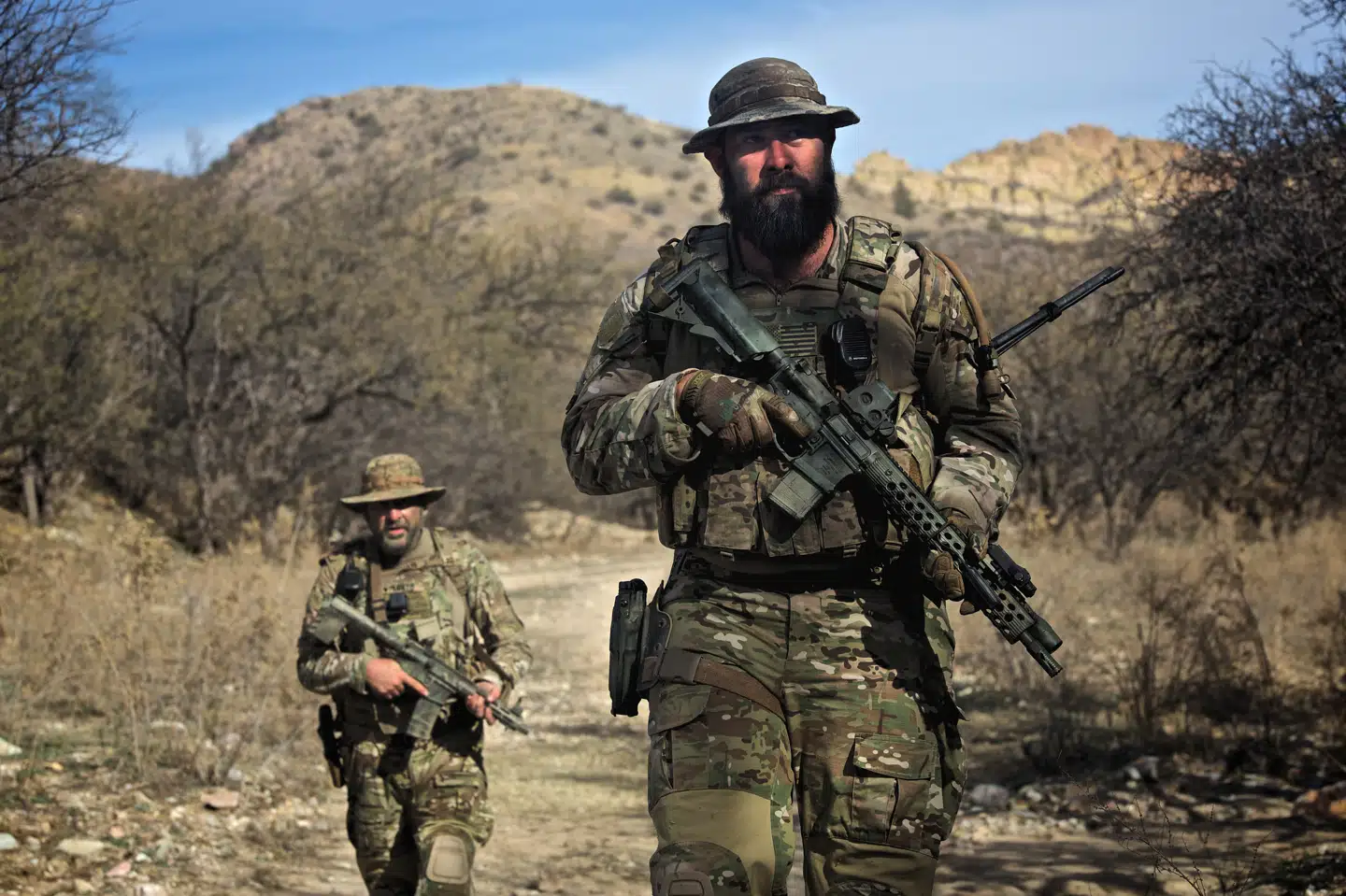 Medlemmer af Arizona Border Recon på patrulje gennem grænseområdet på sporet af mexicanske kartelsmuglere.