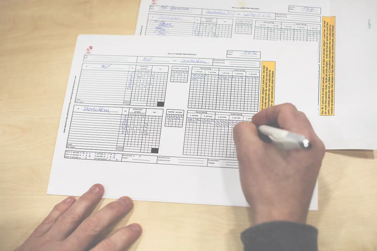 En af dommerne noterer points, men hverken tilskuere eller spillere kan følge med i stillingen.