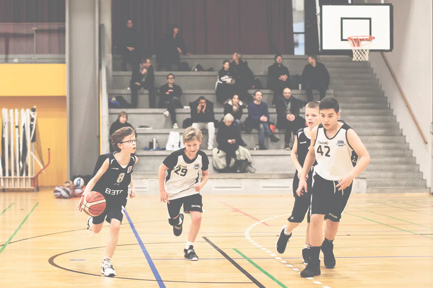 Nogle af spillerne på det andet hold er et hoved højere end Sebastian.