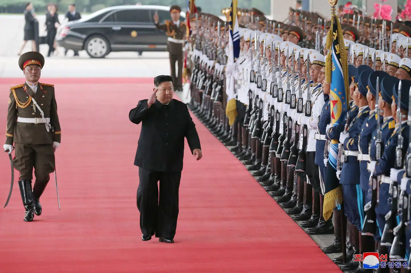 Nordkoreas statslige nyhedsbureau, KCNA, har delt en række billeder af Kim Jong-uns tur mod Rusland, blandt andet dette, som viser afrejsen i Pyongyang.