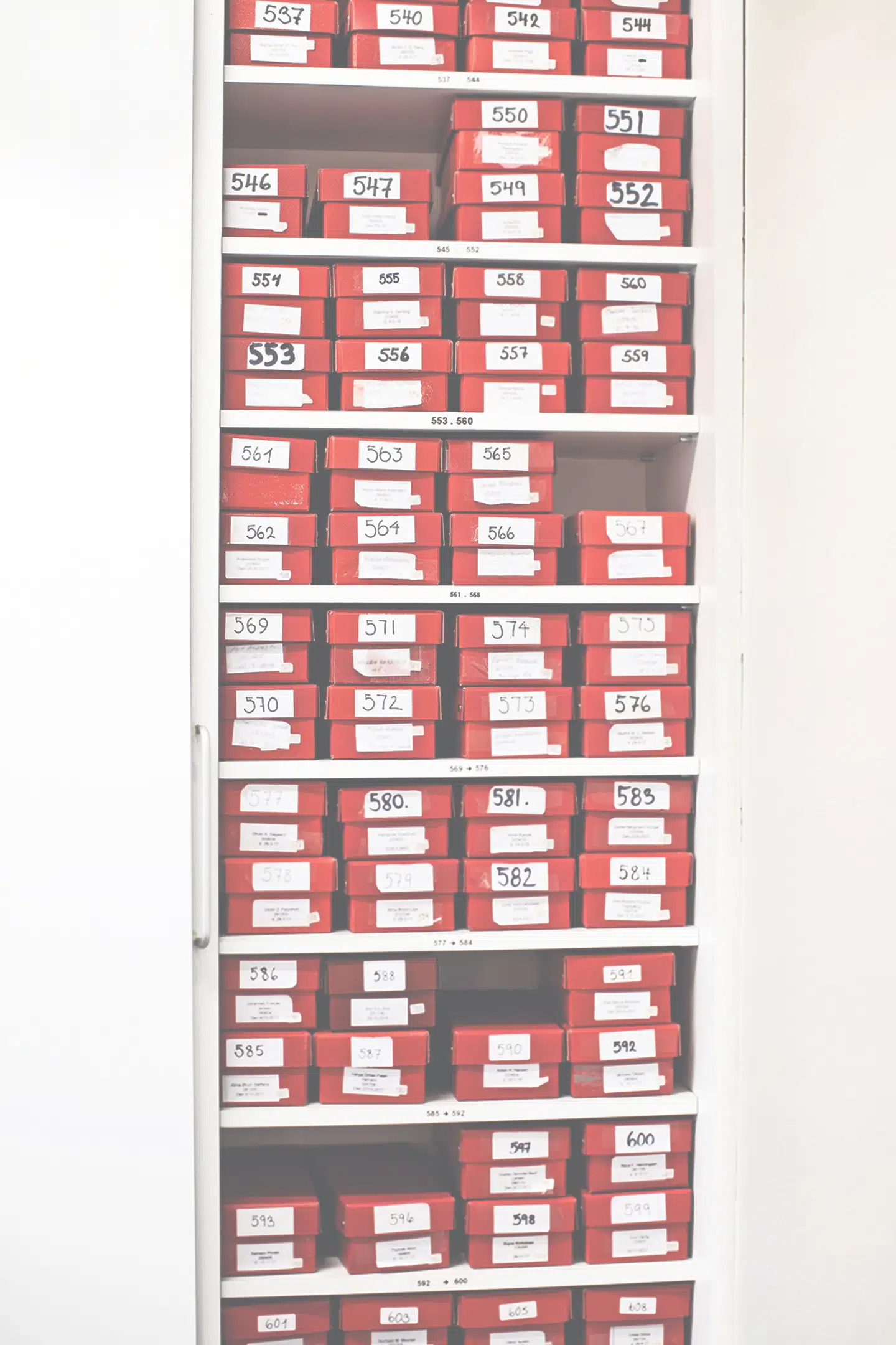 Der er aftryk af skæve børnetænder i æskerne. Navne og fødselsdatoer er sløret.