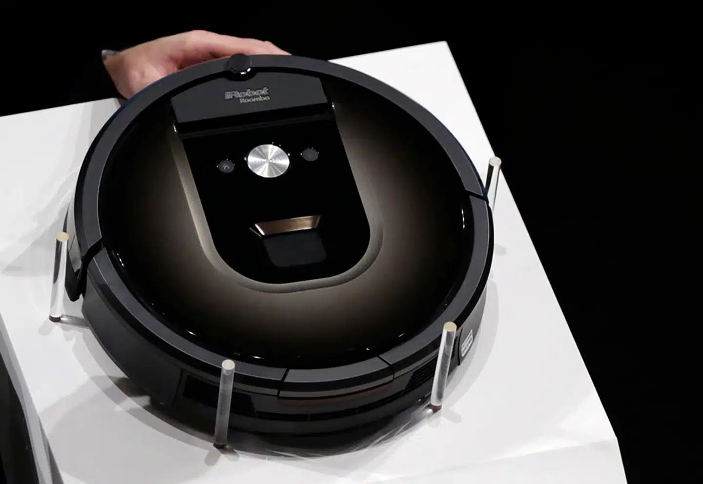 Roomba-støvsugerne fra iRobot gør rent i hjem verden over. Amazon har budt et milliardbeløb for at overtage selskabet, men konkurrencemyndigheder flere steder i verden undersøger nu, om de kan godkende handlen.