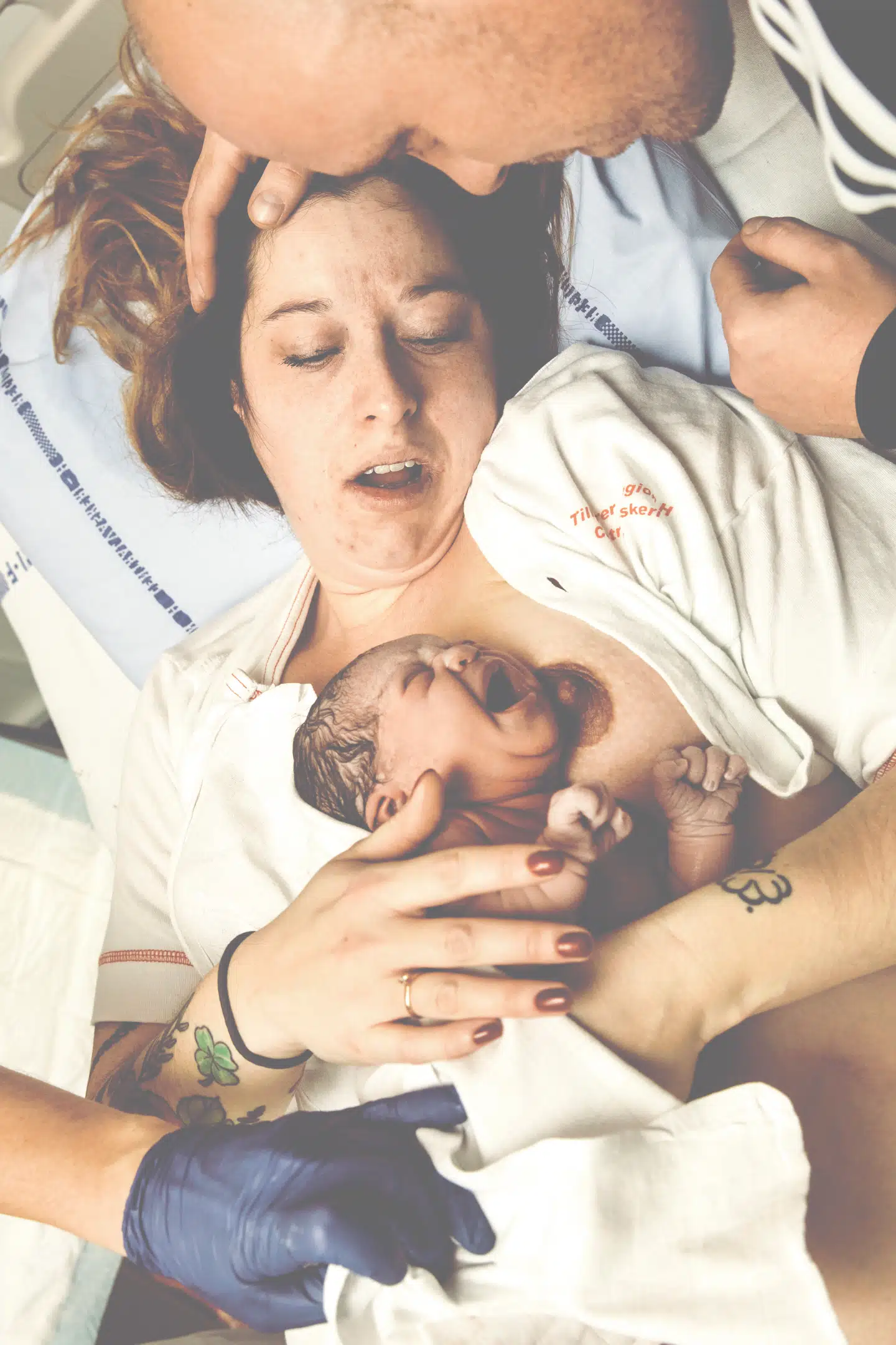 Hun lander på sin mord mave, og Maries ansigt er forandret, hun hvisker: »Tak, tak, tak« frem for sig. Klokken er 19.36, og Alba er født. FOTO: NIELS CHRISTENSEN