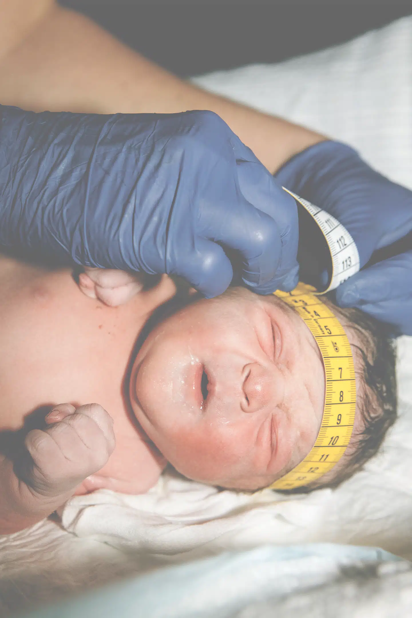Der står en kurv med småbitte huer, som frivillige ældre damer strikker til de nyfødte. I december har alle huerne røde farver. FOTO: NIELS CHRISTENSEN