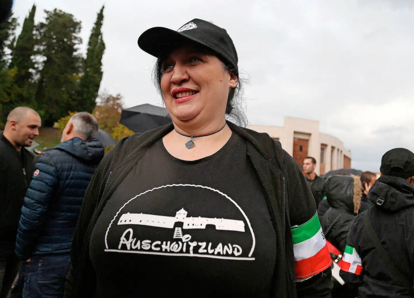 Udryddelseslejren Auschwitz præsenteret som Disneyland. »Bare sort humor,« forklarede den italienske nyfascist Selene Ticchi sig. FOTO: BRANCOLINI/FOTOGRAMME/ROPI