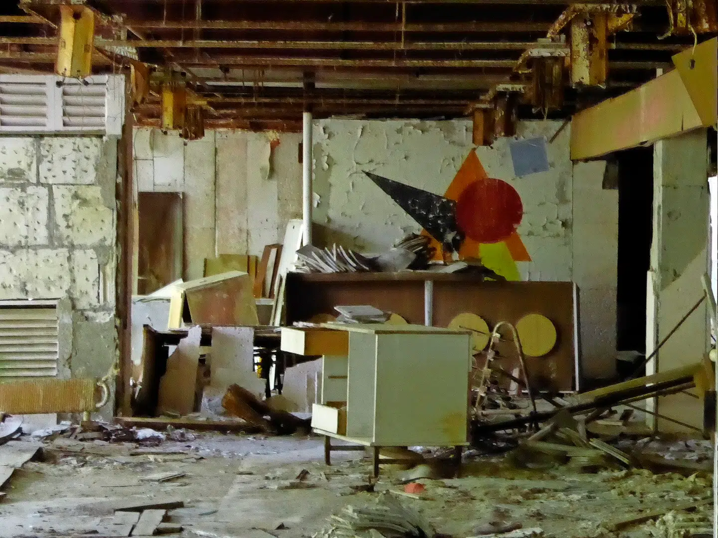 Indgangshal til et af de engang så glorværdige svømmebassiner af olympisk tilsnit. FOTO: ANNETTE K. NIELSEN