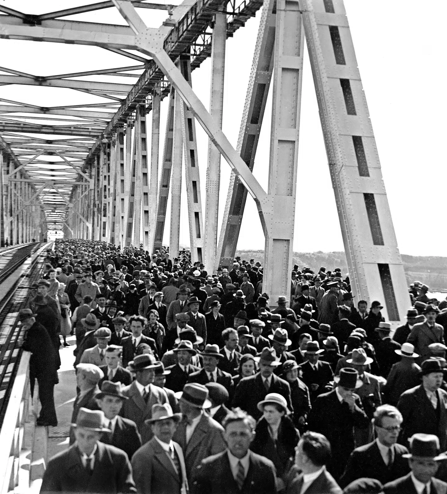 Alfred Raffel A/S stod bag centrale tyske stålleverancer til Lillebæltsbroen, som blev indviet i 1935. Få år senere måtte firmaet udskifte det jødiske navn. FOTO: RITZAU SCANPIX