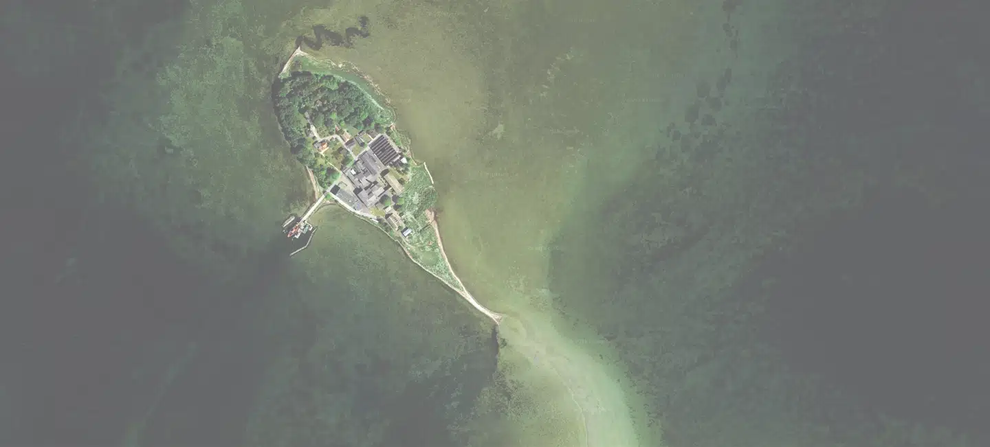 Lindholm ligger isoleret, men med færgeforbindelse. Nu venter opgøret om, hvor sjældent båden kan gå og til hvor høj billetpris, uden at man støder mod konventionerne. FOTO: GOOGLE EARTH