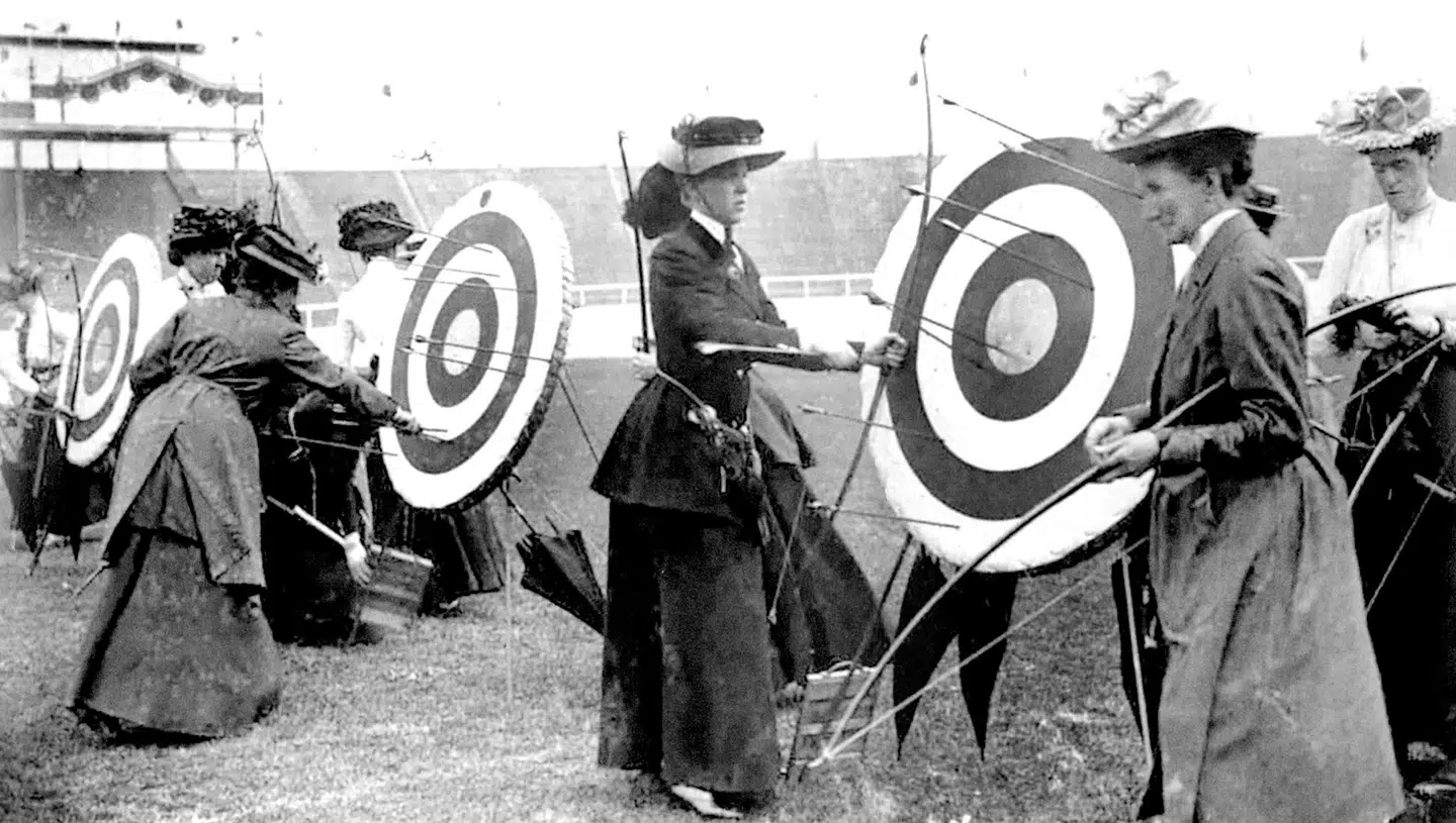 Kvinder fik lov til at deltage i OL i St. Louis 1904 med bueskydning. Argumentet var, at kvinderne fortsat kunne være tækkeligt klædt. FOTO FRA BOGEN