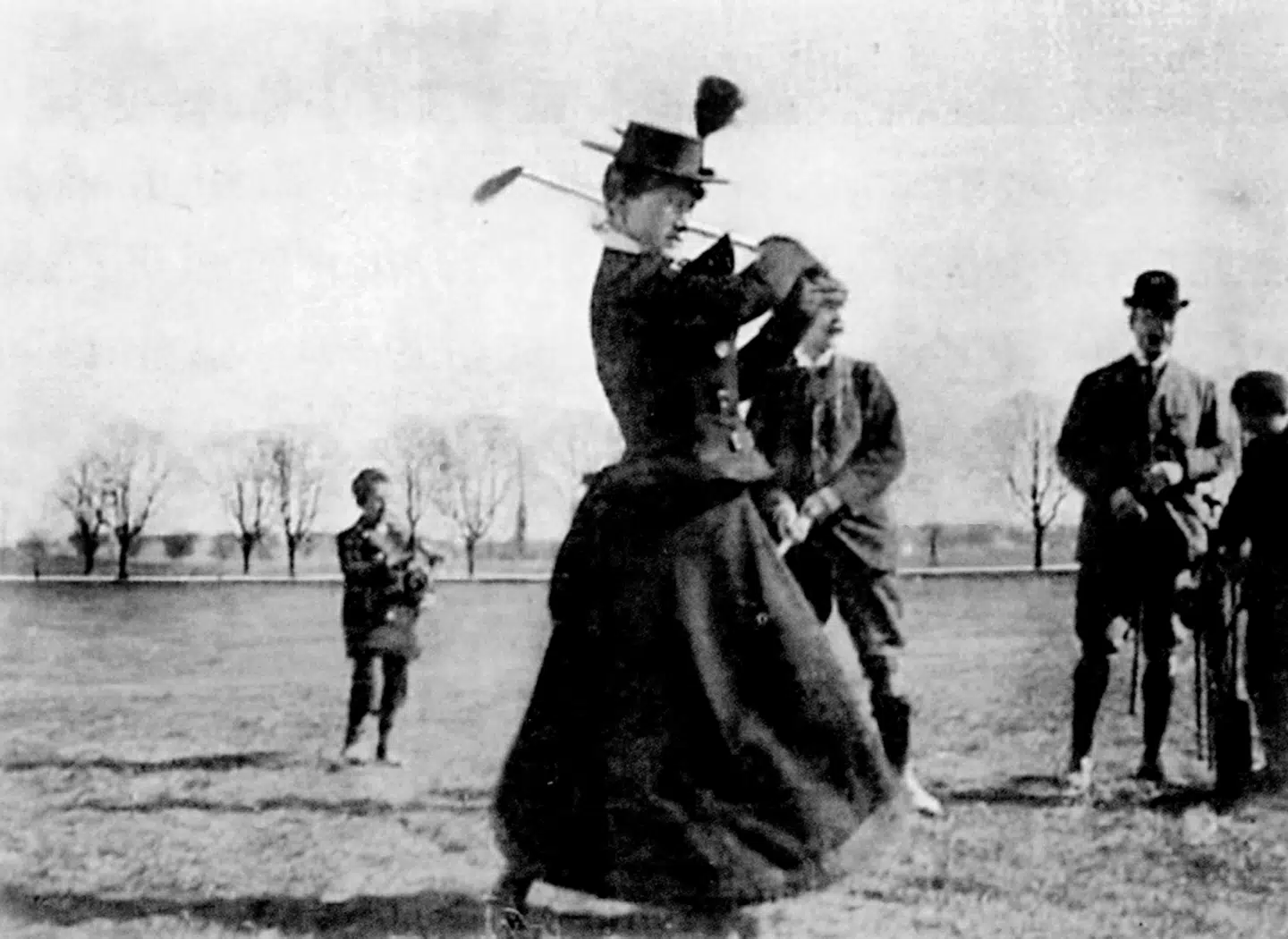En kvindelig golfspiller svinger køllen på Eremitagesletten omkring år 1900. FOTO FRA BOGEN