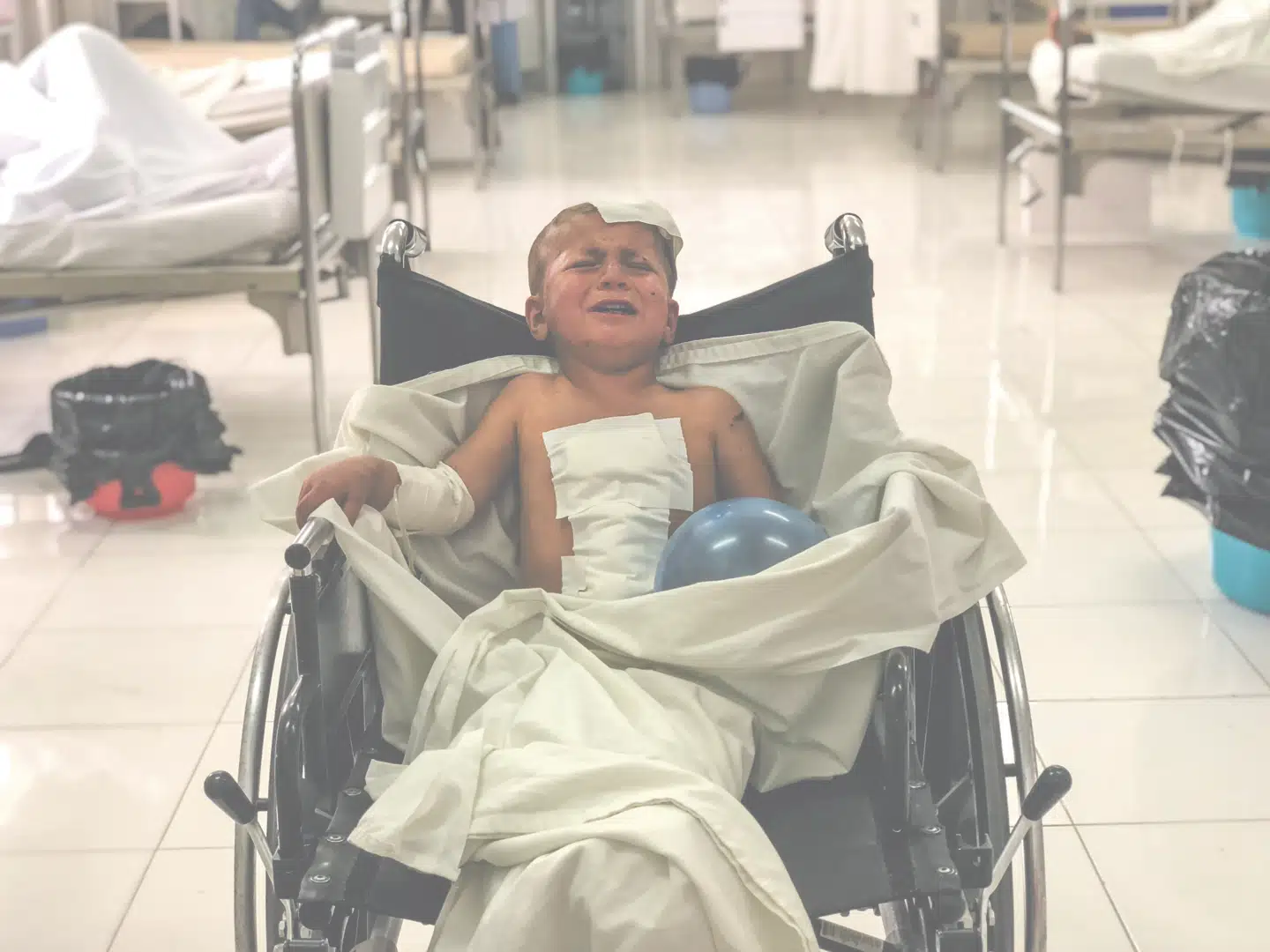 Hedayat, fire år, på hospitalet i Laskar Gah. Han er den yngste af 13 familiemedlemmer, som blev hårdt såret af et amerikansk luftangreb i Helmand den 24. november. Hans far og en storebror blev dræbt. FOTO: NANNA MUUS STEFFENSEN