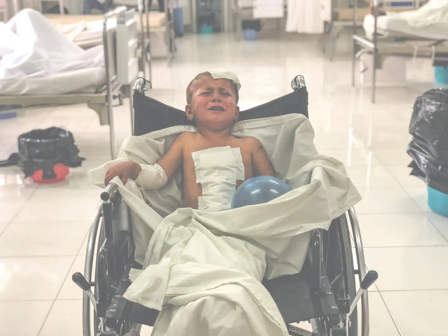 Hedayat, fire år, på hospitalet i Laskar Gah. Han er den yngste af 13 familiemedlemmer, som blev hårdt såret af et amerikansk luftangreb i Helmand den 24. november. Hans far og en storebror blev dræbt. FOTO: NANNA MUUS STEFFENSEN