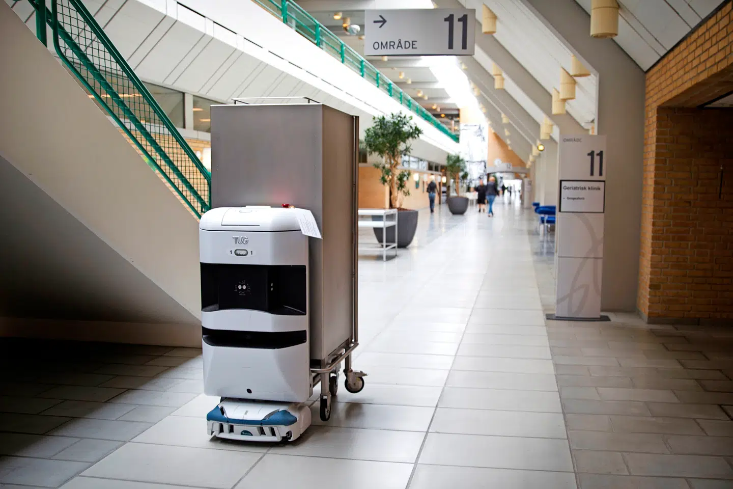 Maden kommer ud til patienterne på Sygehus Sønderjylland med robot.
FOTO: JOHANNES SKOV ANDERSEN / RITZAU SCANPIX