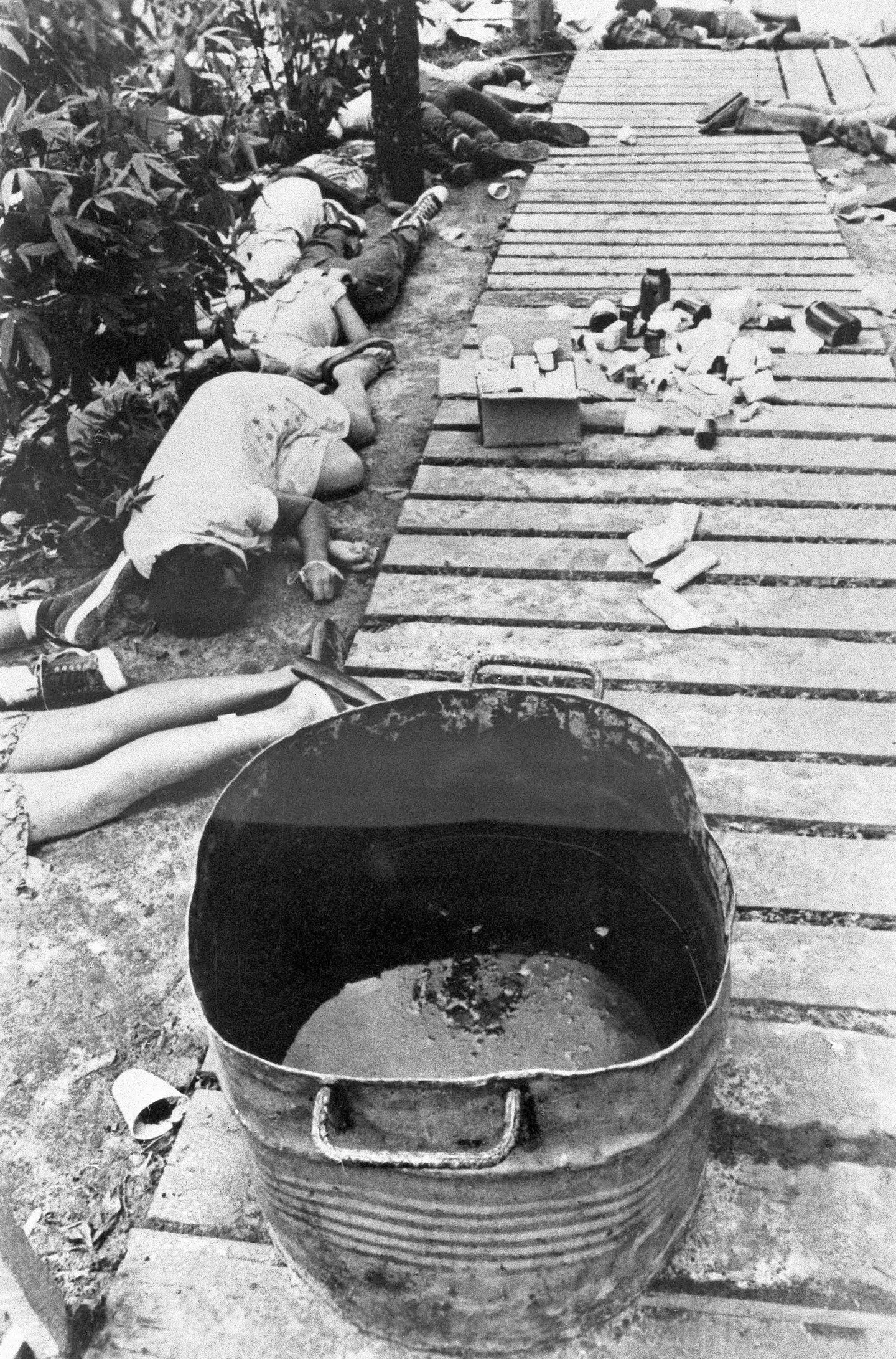 Den blikspand med frugtjuice iblandet cyankalium, som lejrens beboere drak af. Først fik babyer og børn sprøjtet giften i munden med en sprøjte. Cirka 300 børn omkom. FOTO: FRANK JOHNSTON/ AP.