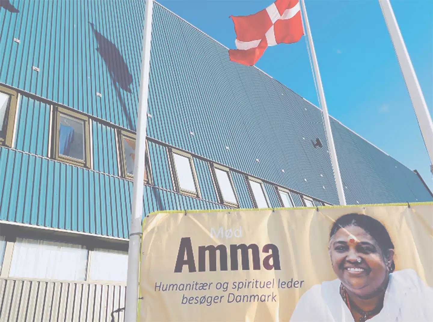 Deltagerne i Brøndbyhallen får besked på ikke at holde om Amma. For hvis alle 37 millioner krammede tilbage, ville hendes hud blive slidt. FOTO: MINNA GROOSS