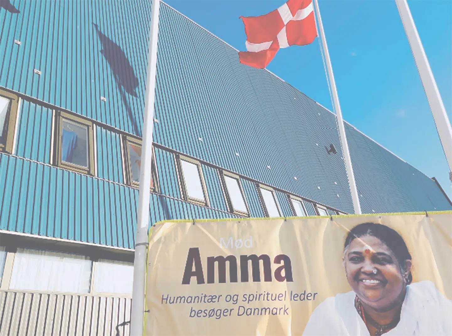 Deltagerne i Brøndbyhallen får besked på ikke at holde om Amma. For hvis alle 37 millioner krammede tilbage, ville hendes hud blive slidt. FOTO: MINNA GROOSS