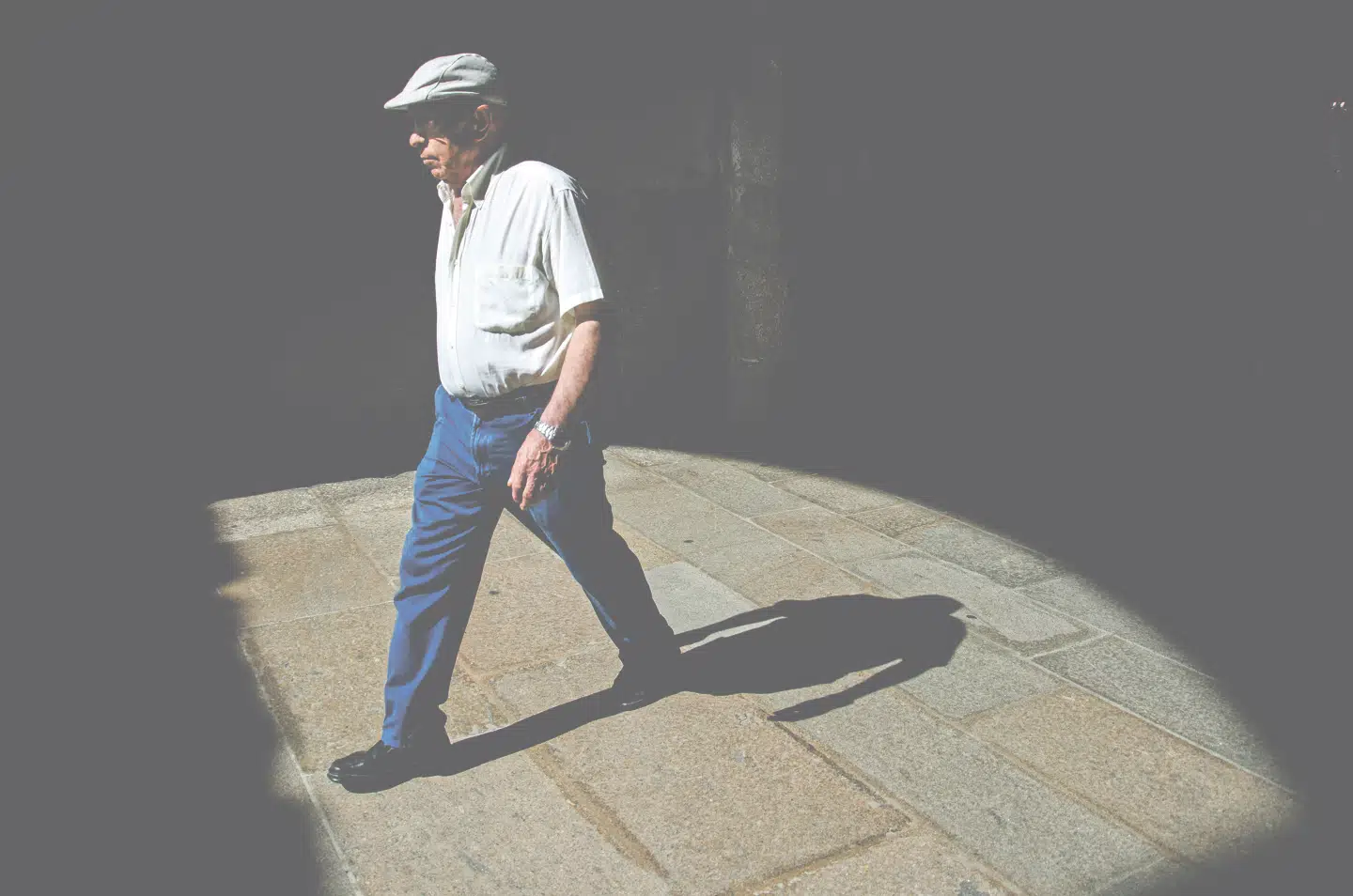 Ældre herre i den spanske by Santiago de Compostela, som Carl fotograferede i sommer. En fotograf må gerne vise folks rynker, mener Carl.