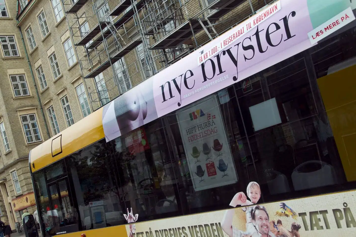 Kønsdebatten har nu rettet sit fokus på nøgenkalendere i virksomheder, men i det offentlige rum har man kunnet se reklamer for nye bryster på busserne. Det er en mærkelig prioritering, mener Fillippa Gottlieb.