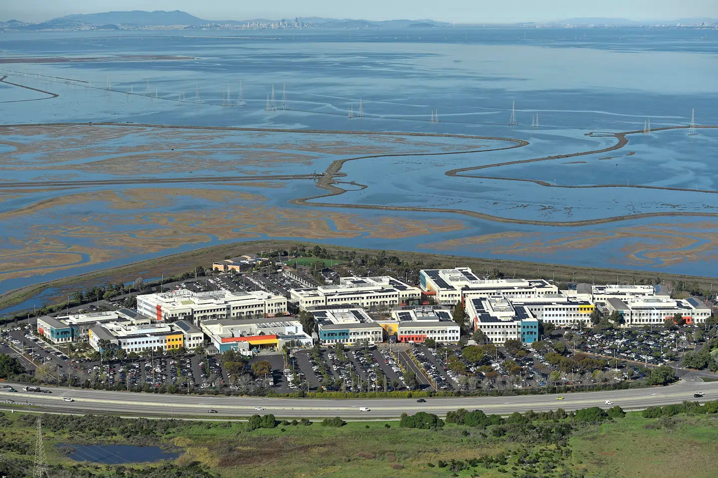 Året har været begivenhedsrigt i Silicon Valley. Flere af de største virksomheder, her Facebooks hovedkvarter, har været ramt af skandaler. FOTO: SCANPIX