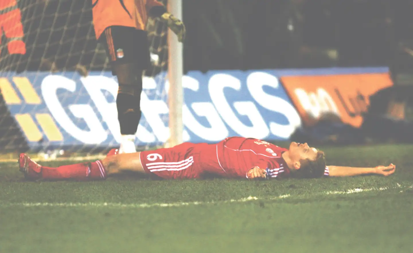 Er det ikke et paradoks, at amerikansk holdsport, totalt privatejet og gennemkommercialiseret, er langt mere socialdemokratisk end europæisk topfodbold? Liverpools John Arne Riise efter et selvmål mod Luton, 6. januar 2008. FOTO: GETTY IMAGES