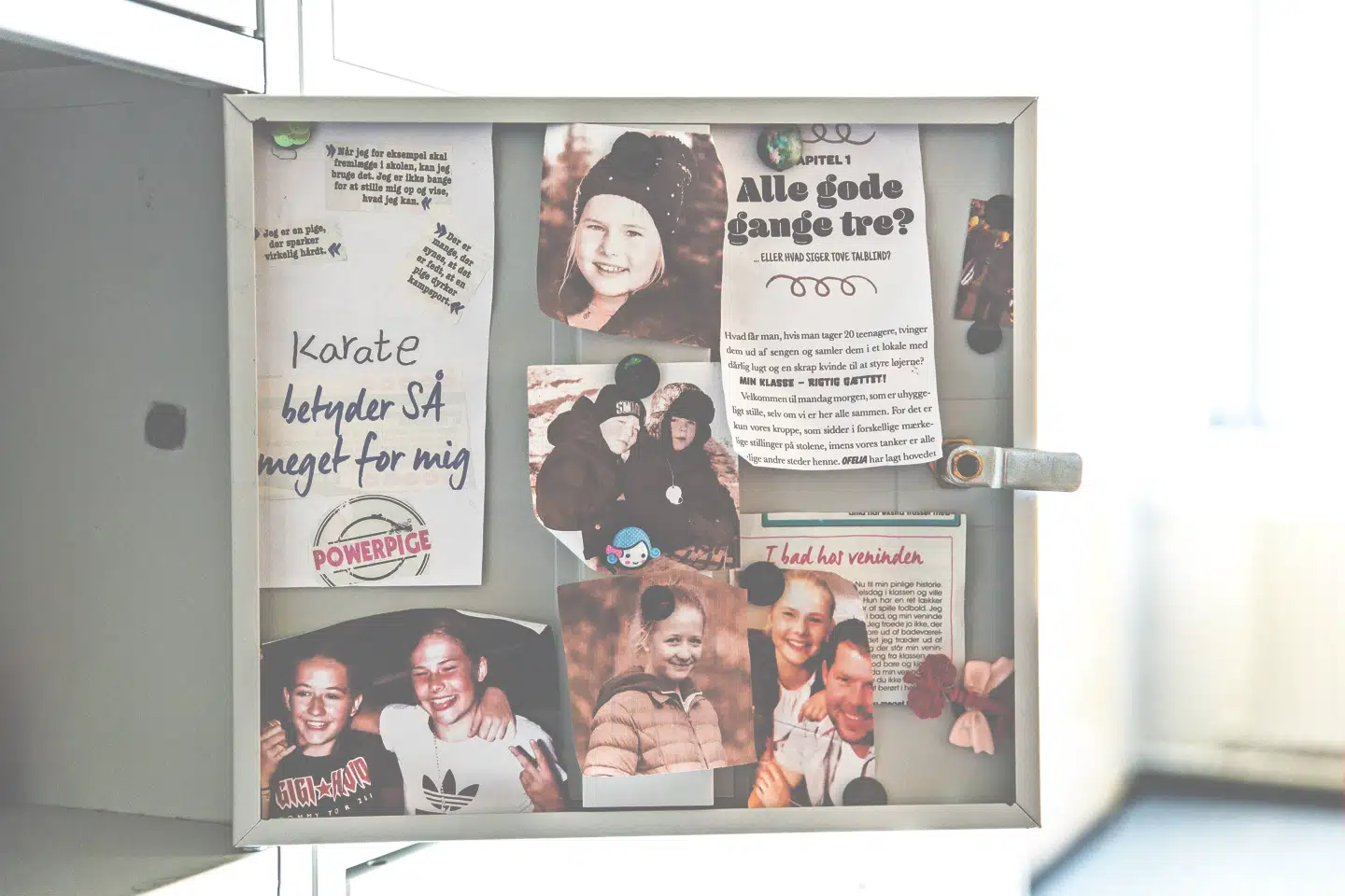 Karlas skab er pyntet både udvendigt og indvendigt. FOTO: MATHIAS CHRISTENSEN