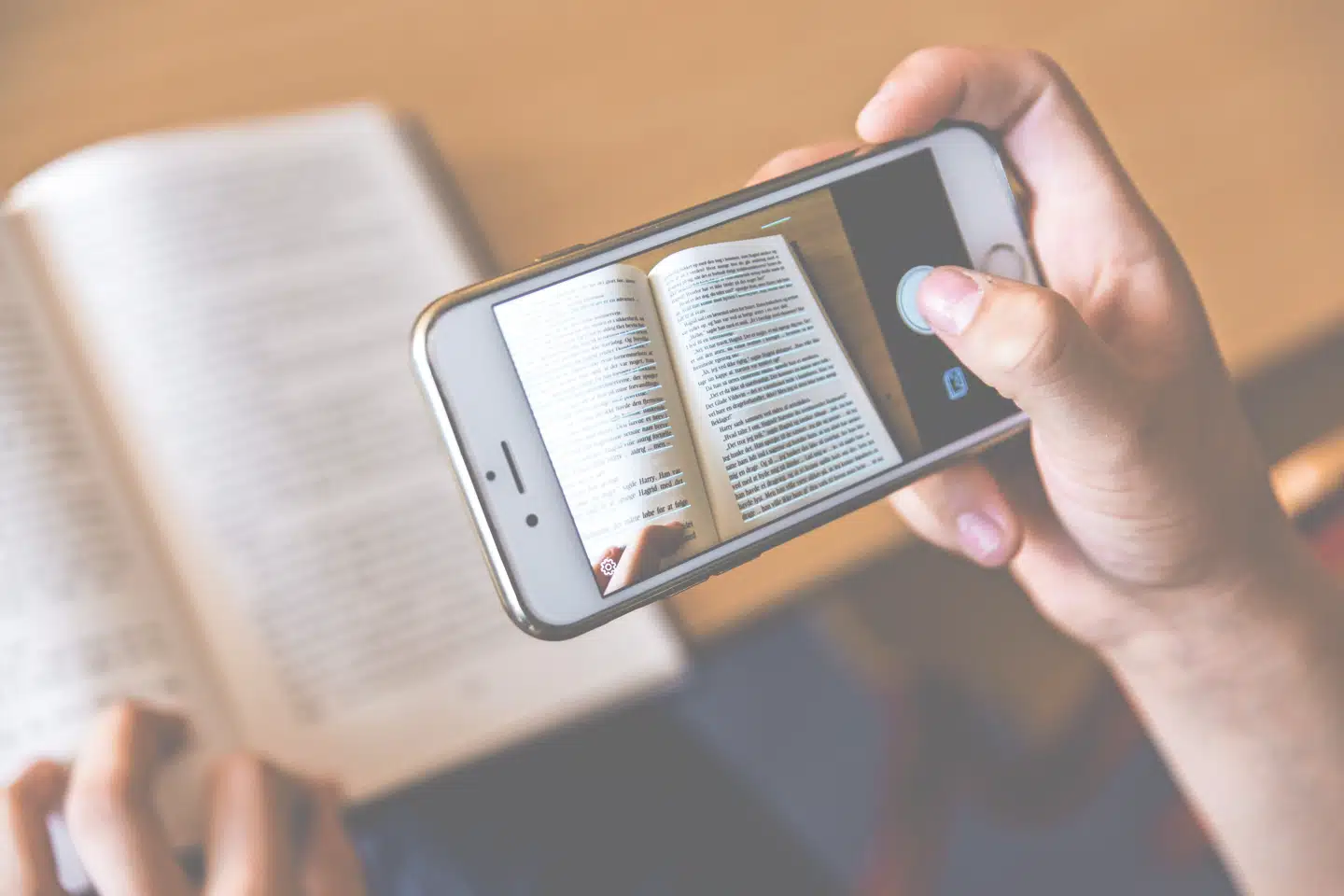 Karla bruger blandt andet en app, der scanner teksten og lægger den ind i et program, som læser den højt. FOTO: MATHIAS CHRISTENSEN