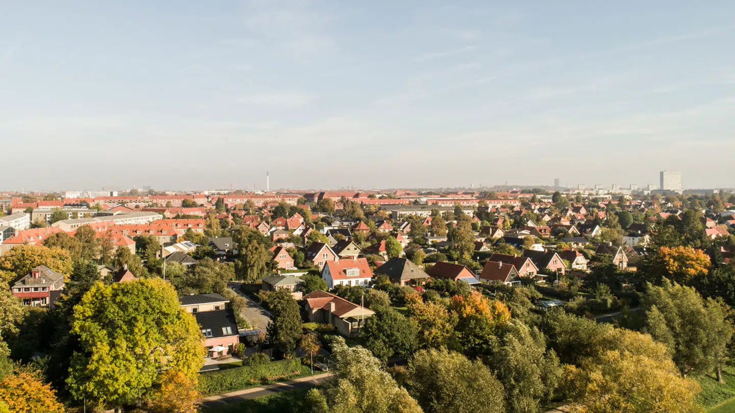 For de fleste danske boligejere forventer økonomerne, at de nye boligskatter vil medføre et prisløft i det nye år, men for en del af boligmarkedet kan det komme til at trække ned.