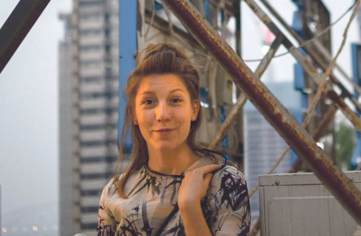 »Kort efter modtager jeg en besked fra dig med et billede af ubåden. Det er taget direkte imod den lavthængende sol. Ubåden ser mørk ud i aftenens modlys.« FOTO: Ole Stobbe