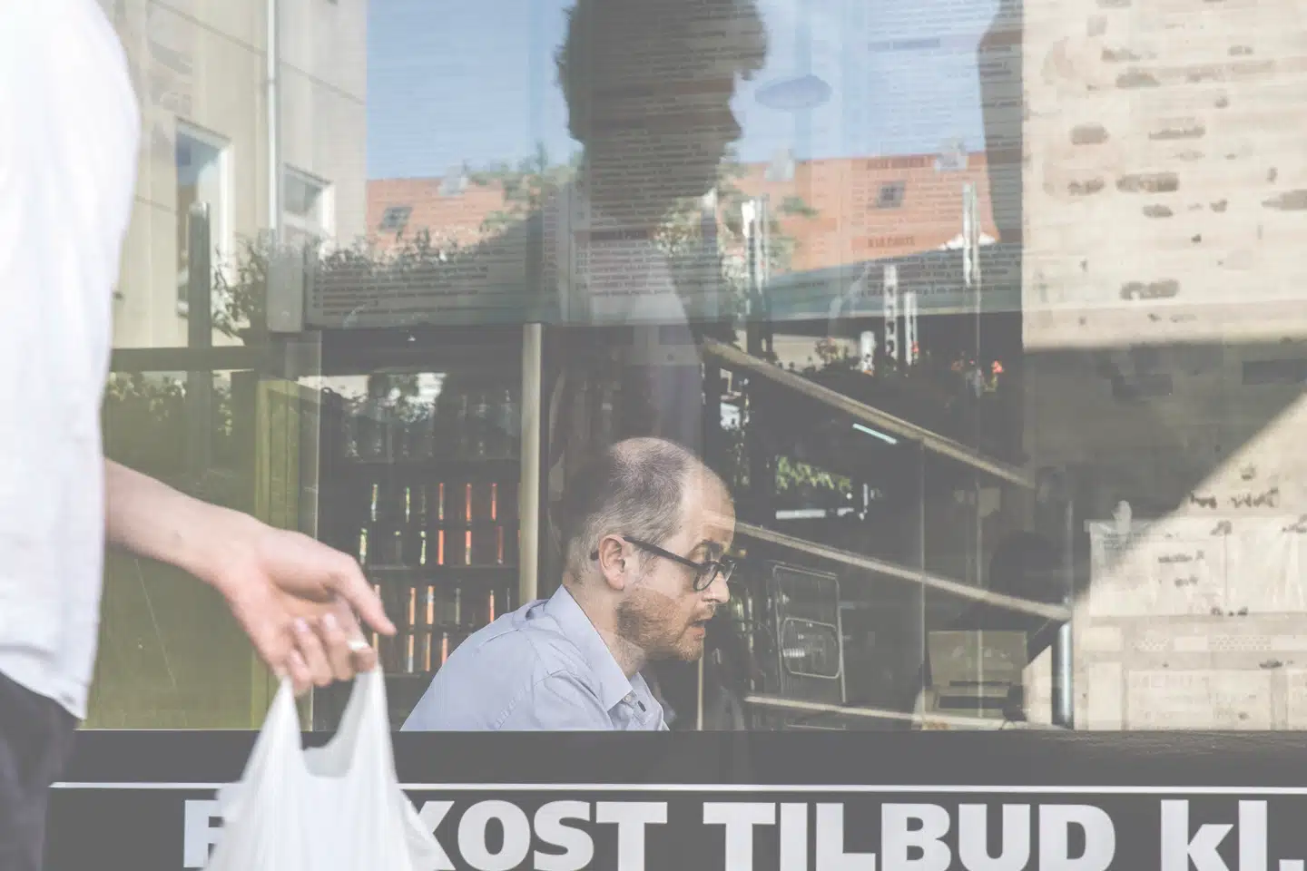 »Mindstelønnen på 120 kr. i timen er for høj og holder mange udenfor. De fleste flygtninge ville synes, en indslusningsløn på 70 kr. i timen var god,« siger Cepos-økonomen fra en shawarma-bar i Virum. Foto: Mathias Christensen