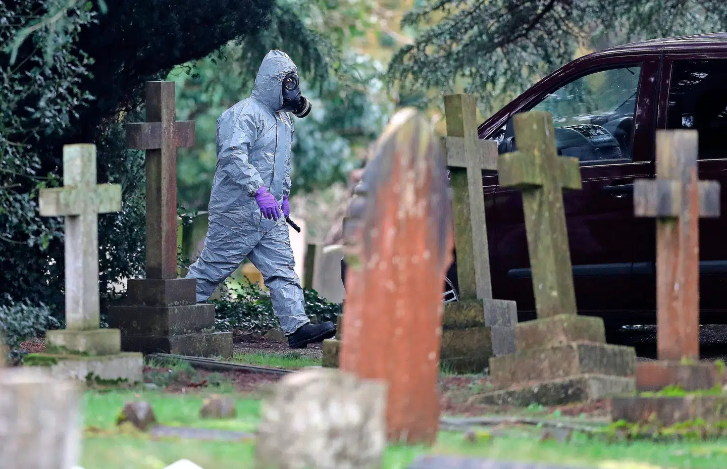 Havde Sergej Skripal forsat sin agentvirksomhed? En tekniker leder efter spor af novitjok ved Skripals kones grav i Salisbury. FOTO: SCANPIX