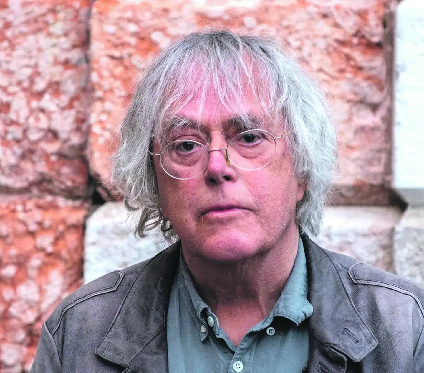 I sin korte, sandfarvede skindjakke og med sit halvlange, hvide hår ligner Solstad et jævnaldrende medlem af et britisk tungrockband fra omkring 1970. Bare forsynet med små Bjørnson-briller. FOTO: STEFANO MAZZOLA