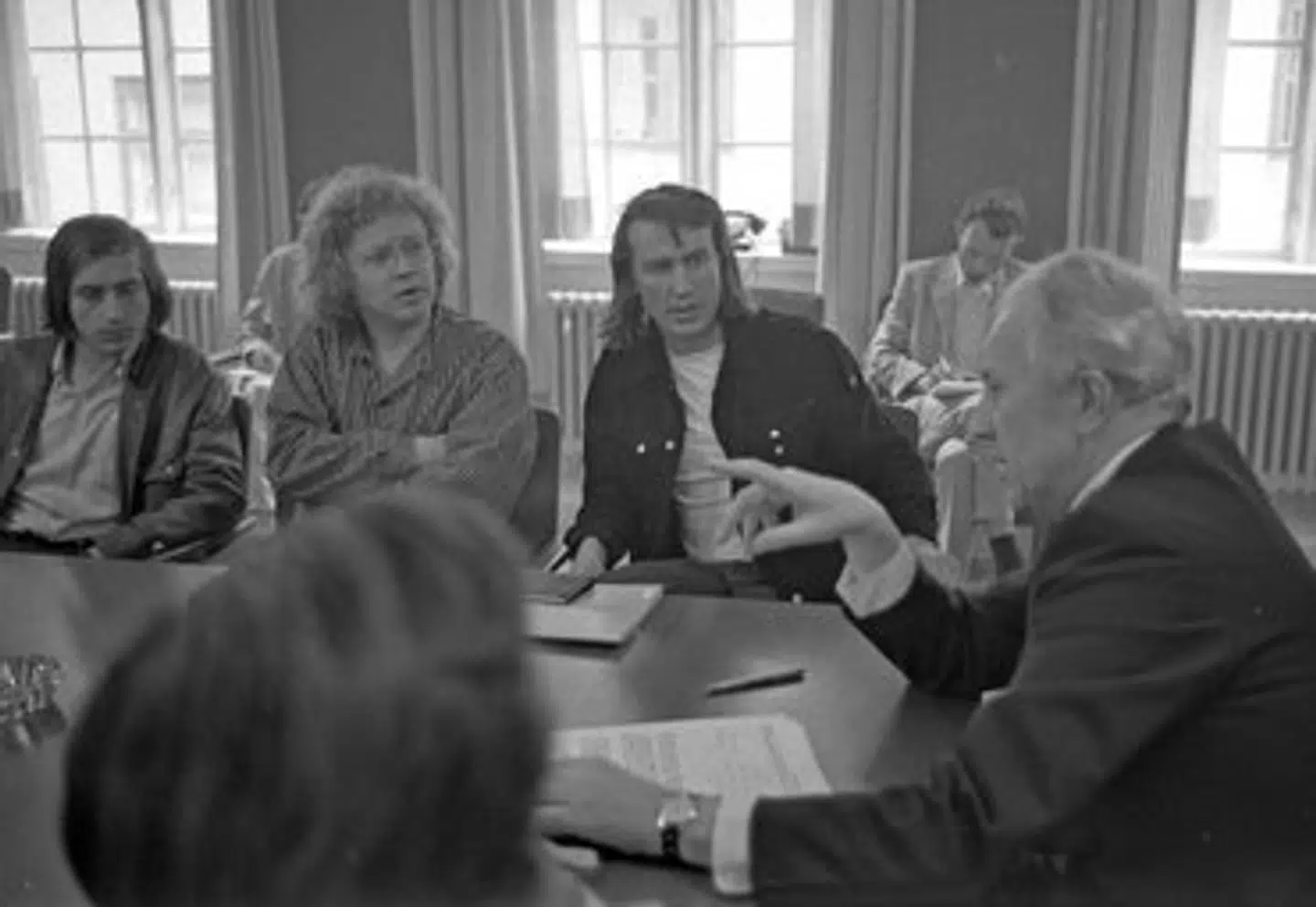 Kunstnere i Kulturministeriet i 1970: Niels Skousen, Erik Thygesen og Hans Jørgen Nielsen i samtale med kulturminister Kresten Helveg Petersen. Foto: Scanpix