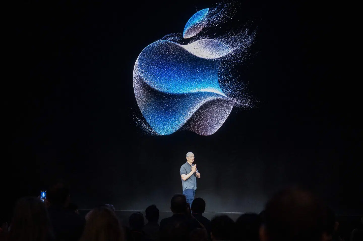 Apples topchef, Tim Cook, præsenterer den nye iPhone 15 på et pressemøde.