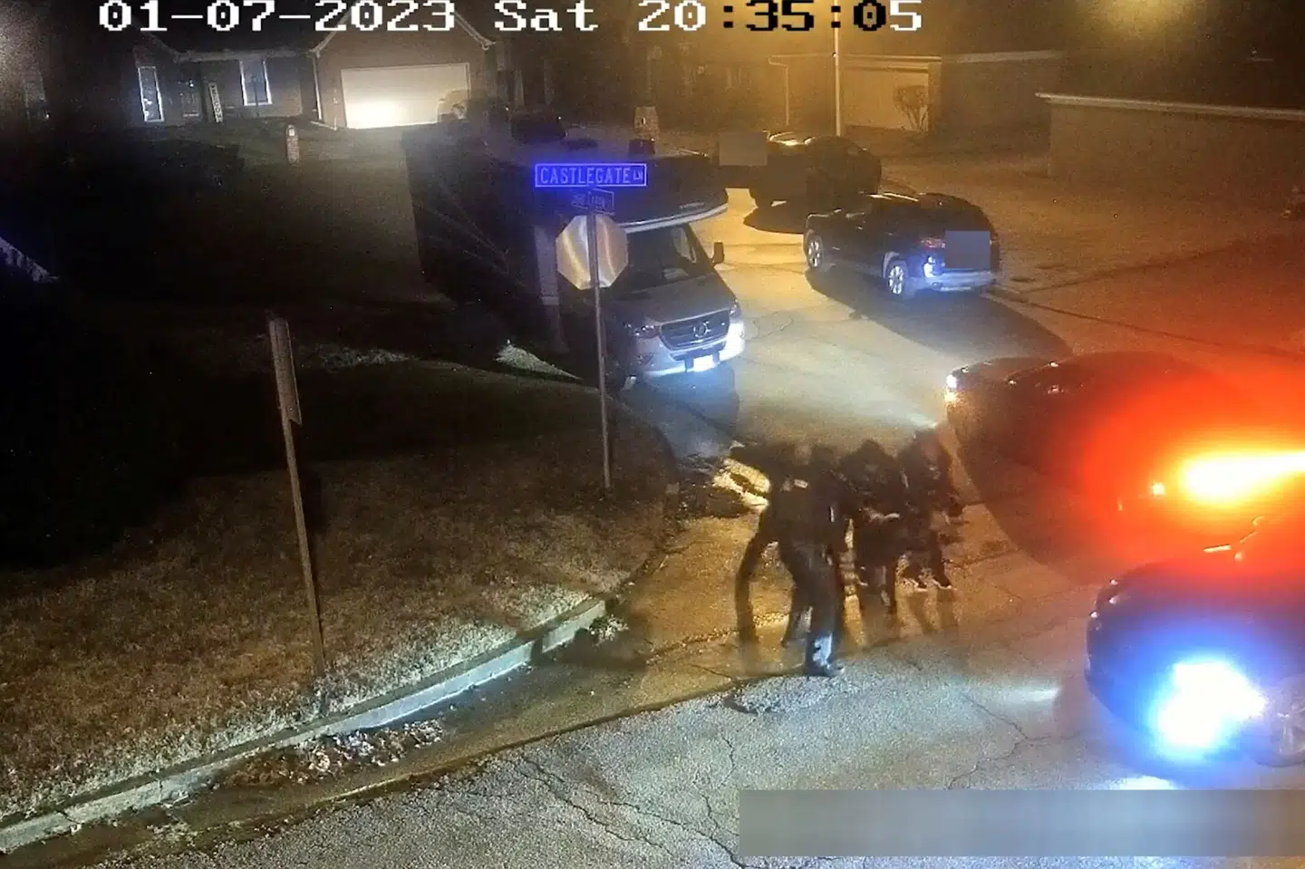 Dette billede er taget fra videoen fra 7. januar, som viser de fem betjente banke den 29-årige Tyre Nichols, som tre dage senere døde af sine kvæstelser på hospitalet.