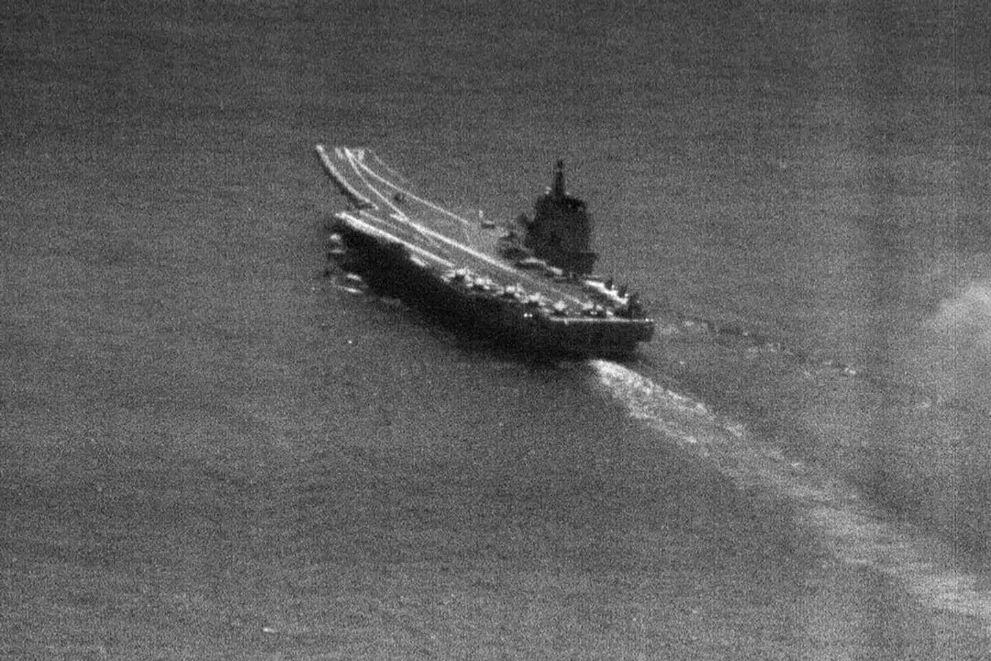 Dette udaterede fotografi, der blev offentliggjort i april fra Taiwans hær, viser det kinesiske hangarskib Shandong. Skibet tager del i en kinesisk flådeøvelse i Stillehavet - den største, der nogensinde har været afholdt.